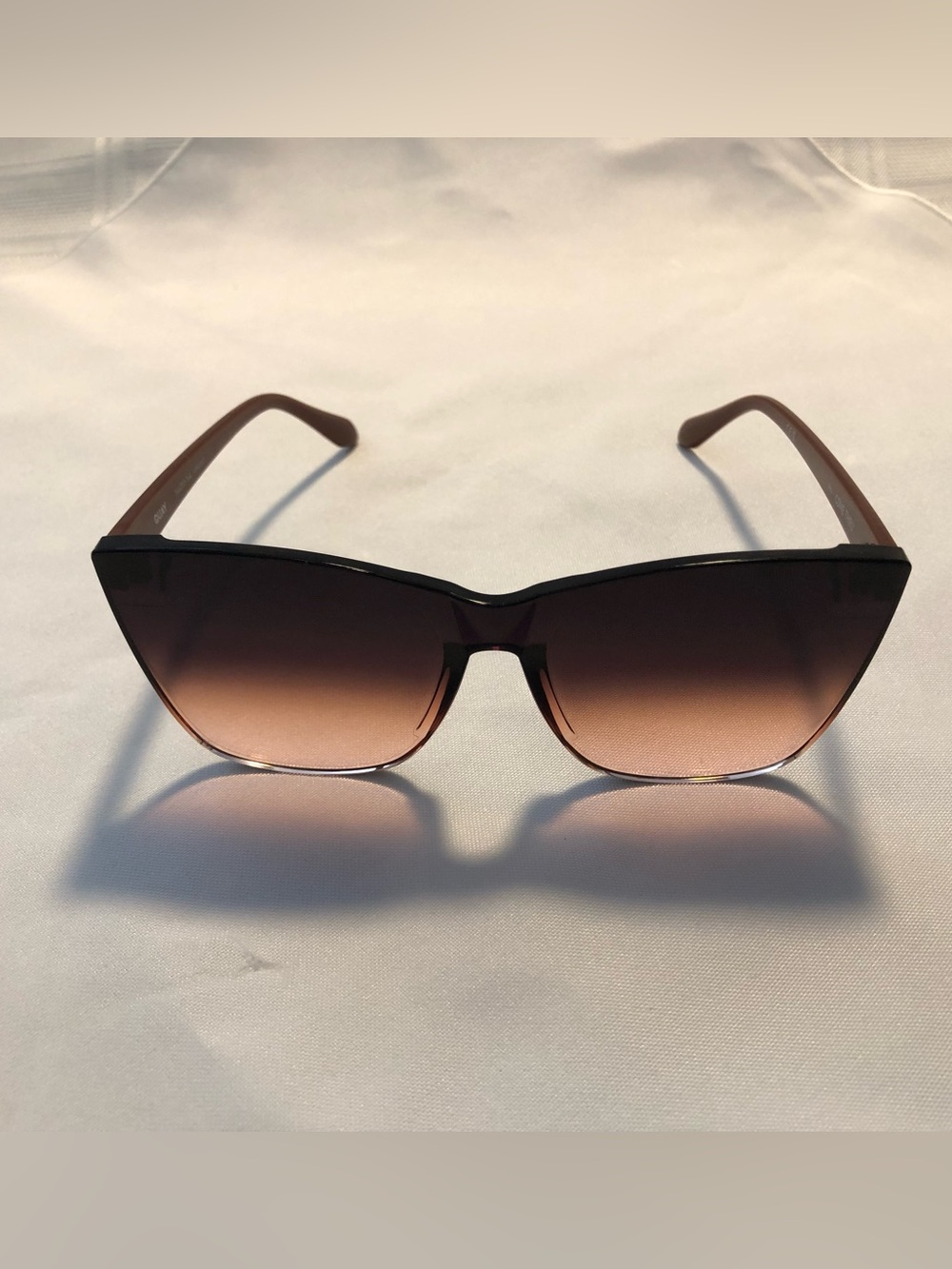 Like New Quay Oversized Cat-Eye Sunglasses With Case - Picture 3 of 9